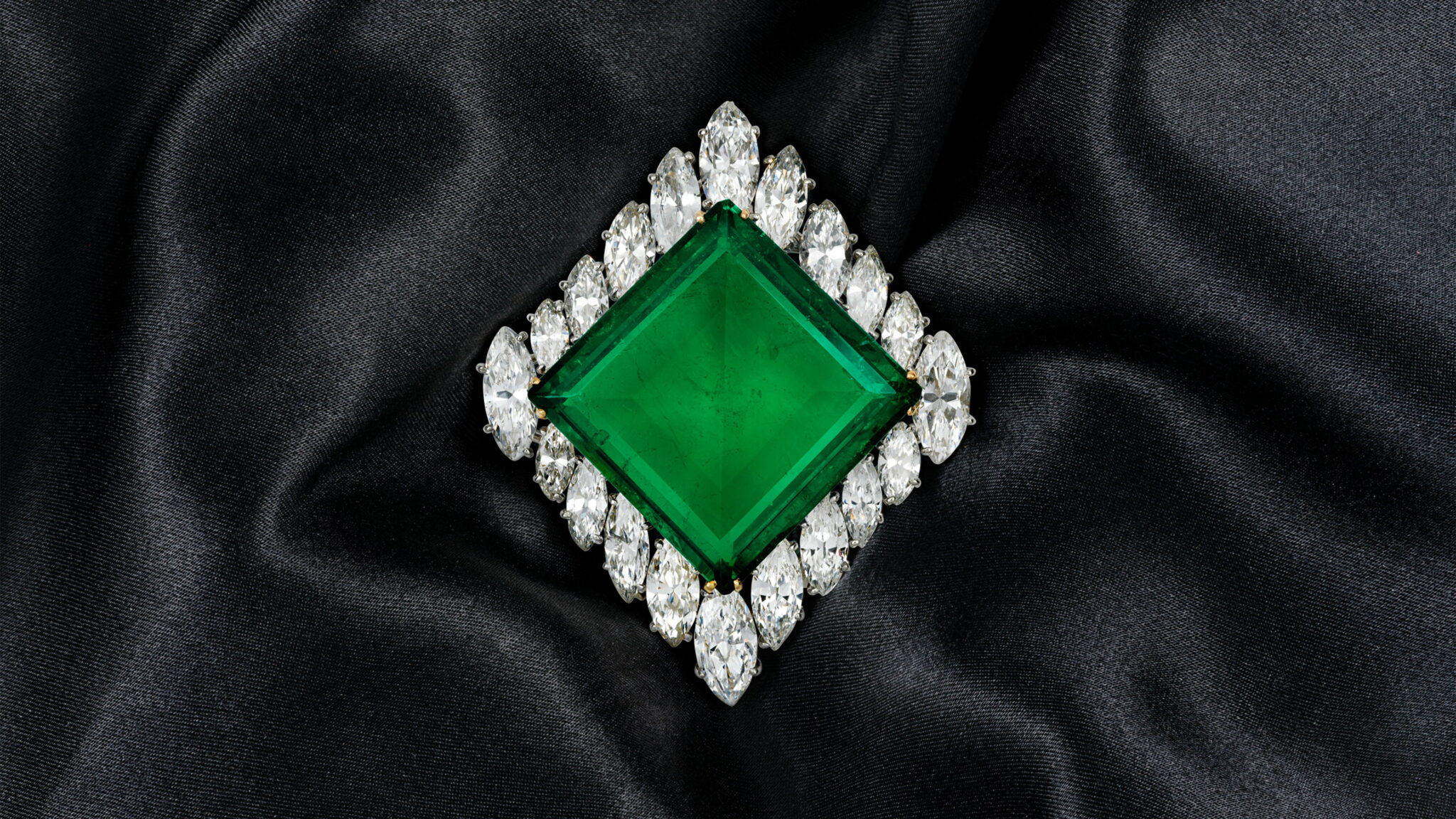 The Aga Khan Emerald — это знаменитая брошь Cartier с изумрудом в 37 карат, которая была продана на аукционе Christie's в Женеве 12 ноября 2024 года за рекордные $8 859 865